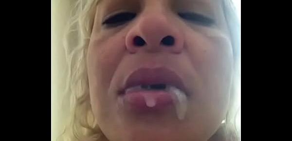  Mirella Mancini brincando com porra na boca para beber gostoso
